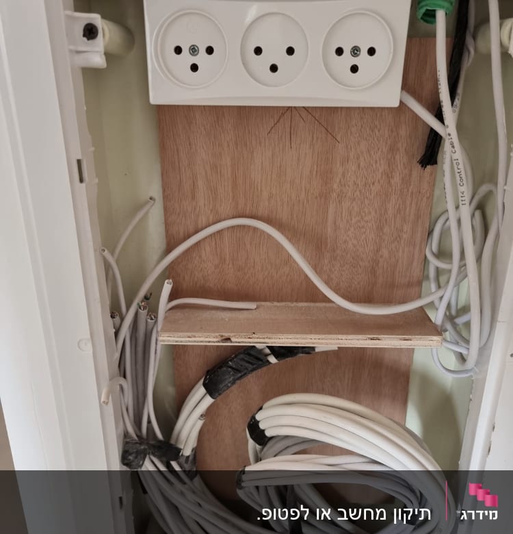 שקעי חשמל וכבלים בתוך ארון תקשורת